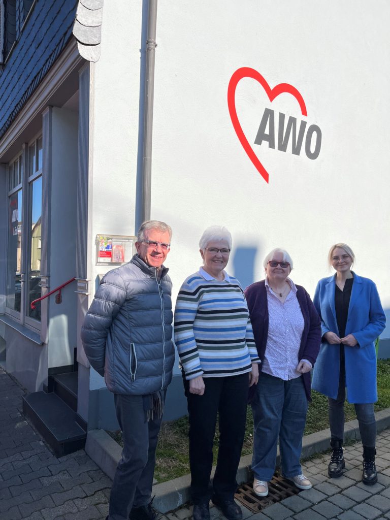 Natalie Pawlik mit Personen der AWO