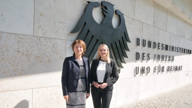 Natalie Pawlik mit rumänischer Botschafterin