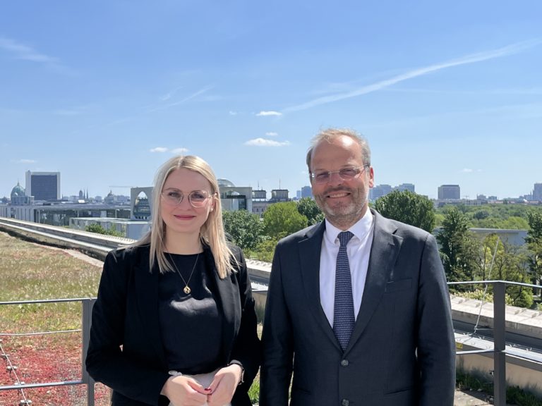 Natalie Pawlik mit dem Beauftragten für jüdisches Leben