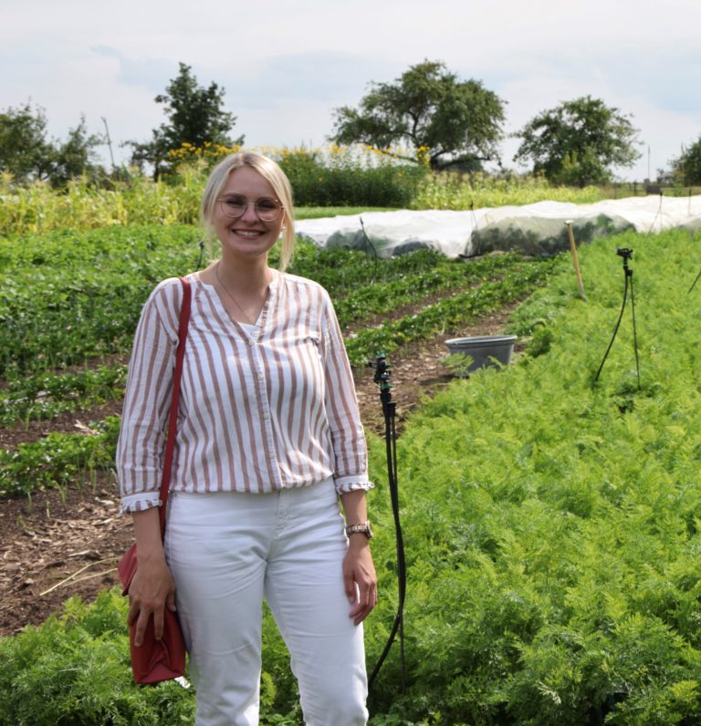 Natalie Pawlik auf einem Feld