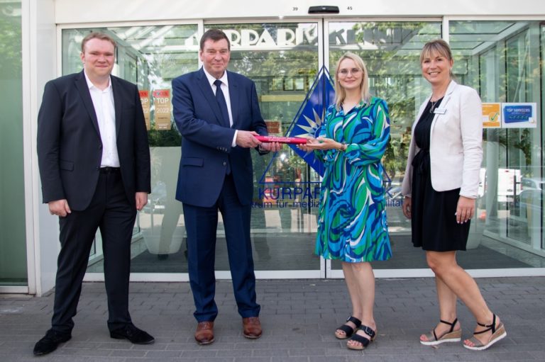 NAtalie Pawlik mit Vertretern der Rehaklinik Kurpark-Klinik