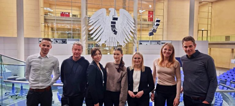 Natalie Pawlik trifft Schülerfirma der Schrenzerschule Butzbach
