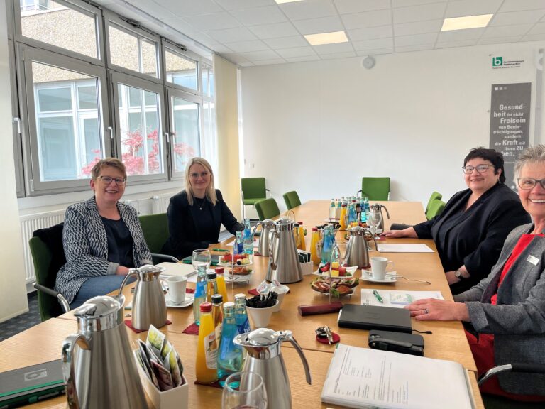 SPD-Bundestagsabgeordneten Natalie Pawlik Tanja Machalet zum Austausch mit dem Berufsförderungswerk